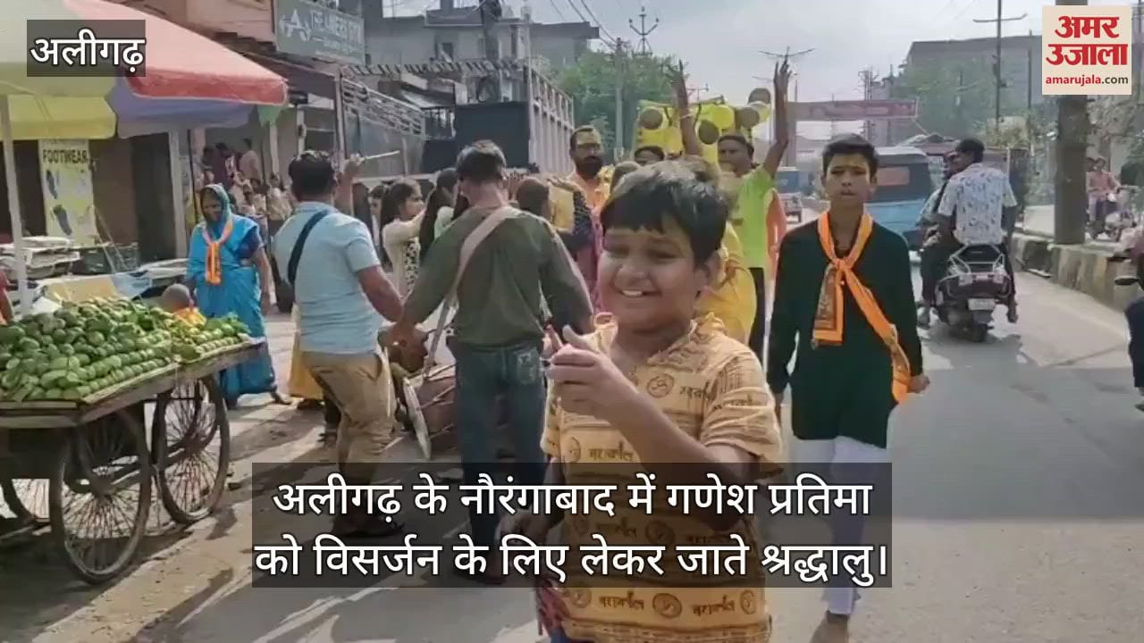 अलीगढ़ के नौरंगाबाद में गणेश प्रतिमा को विसर्जन के लिए लेकर जाते श्रद्धालु