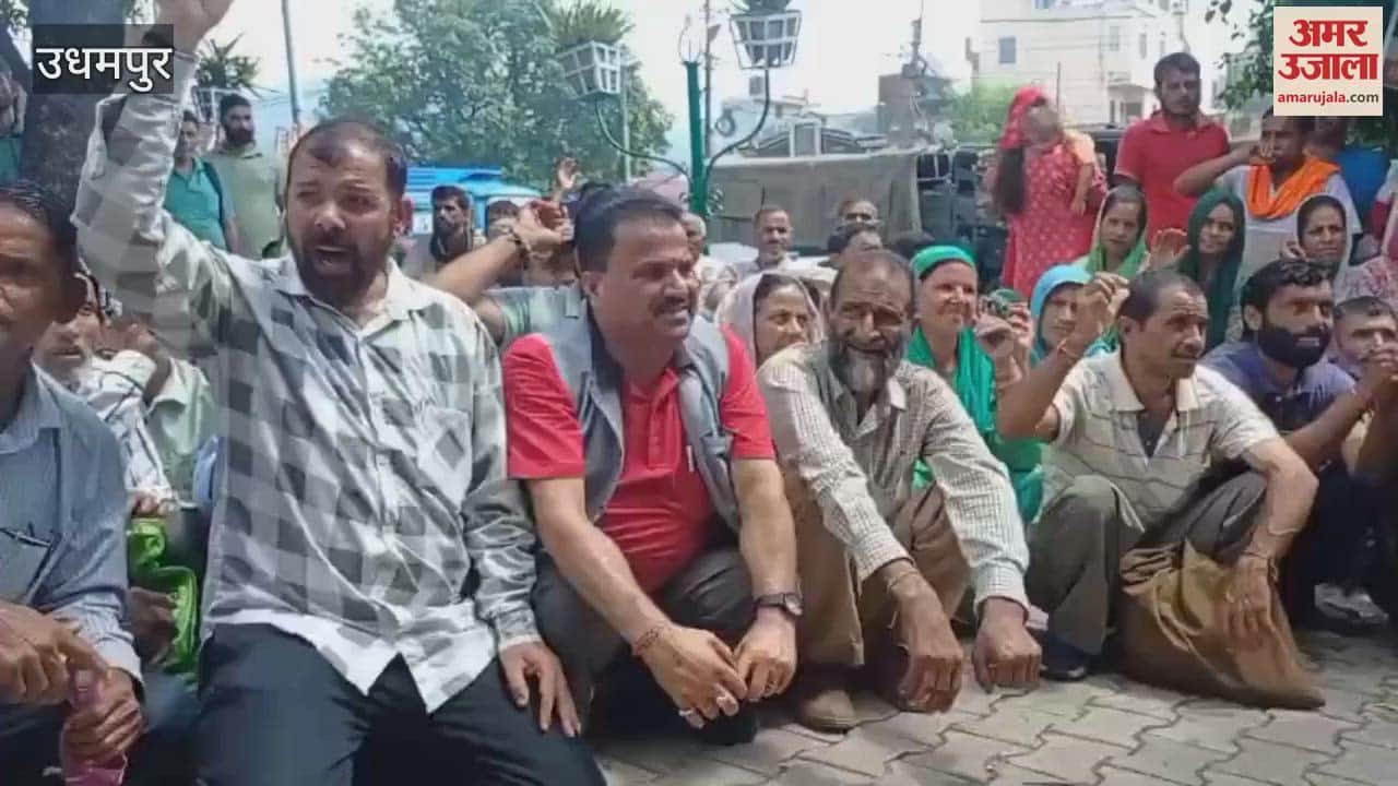 Labor union protests in Udhampur, demands Rs 5000 relief for flood affected workers