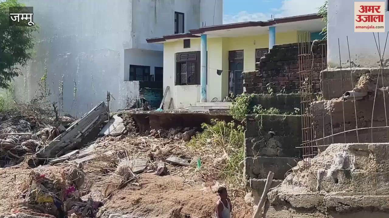House collapsed due to flood in Ganesh Nagar, affected family sought relief from the administration