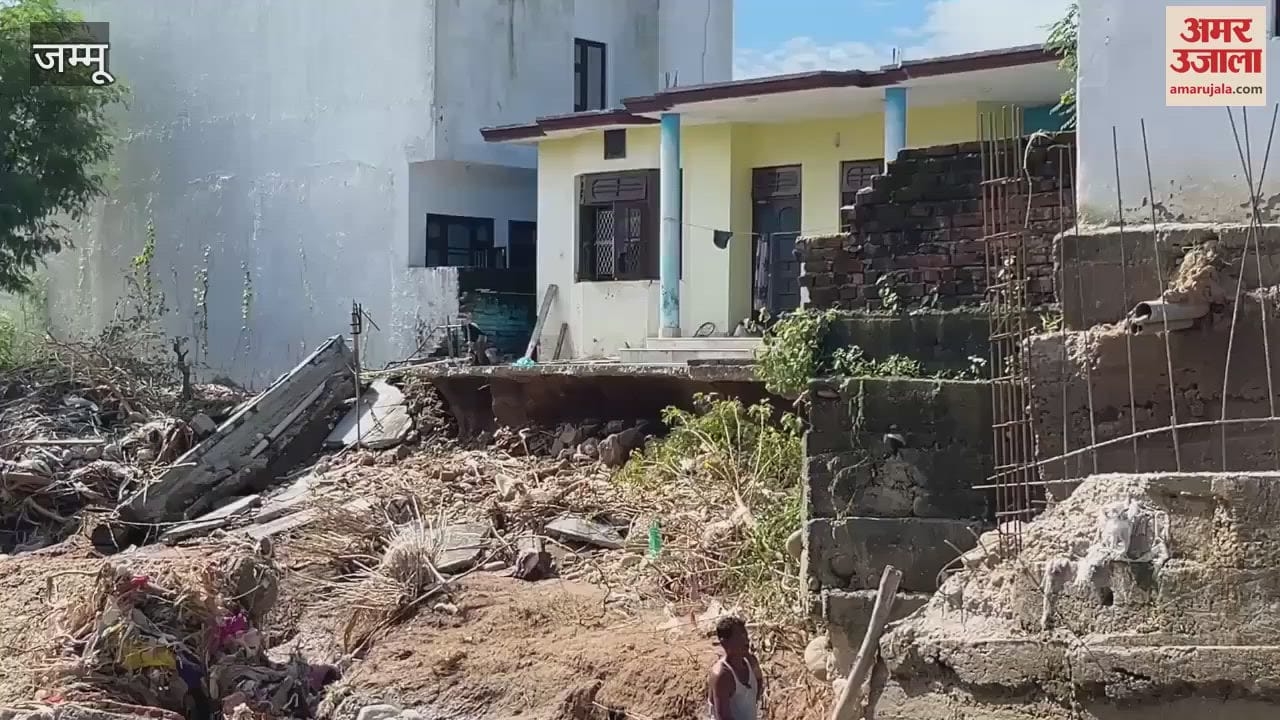 House collapsed due to flood in Ganesh Nagar, affected family sought relief from the administration