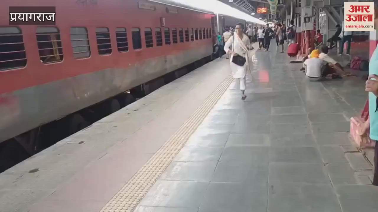 Huge crowd gathered at Prayagraj Junction, people had to struggle to board the train