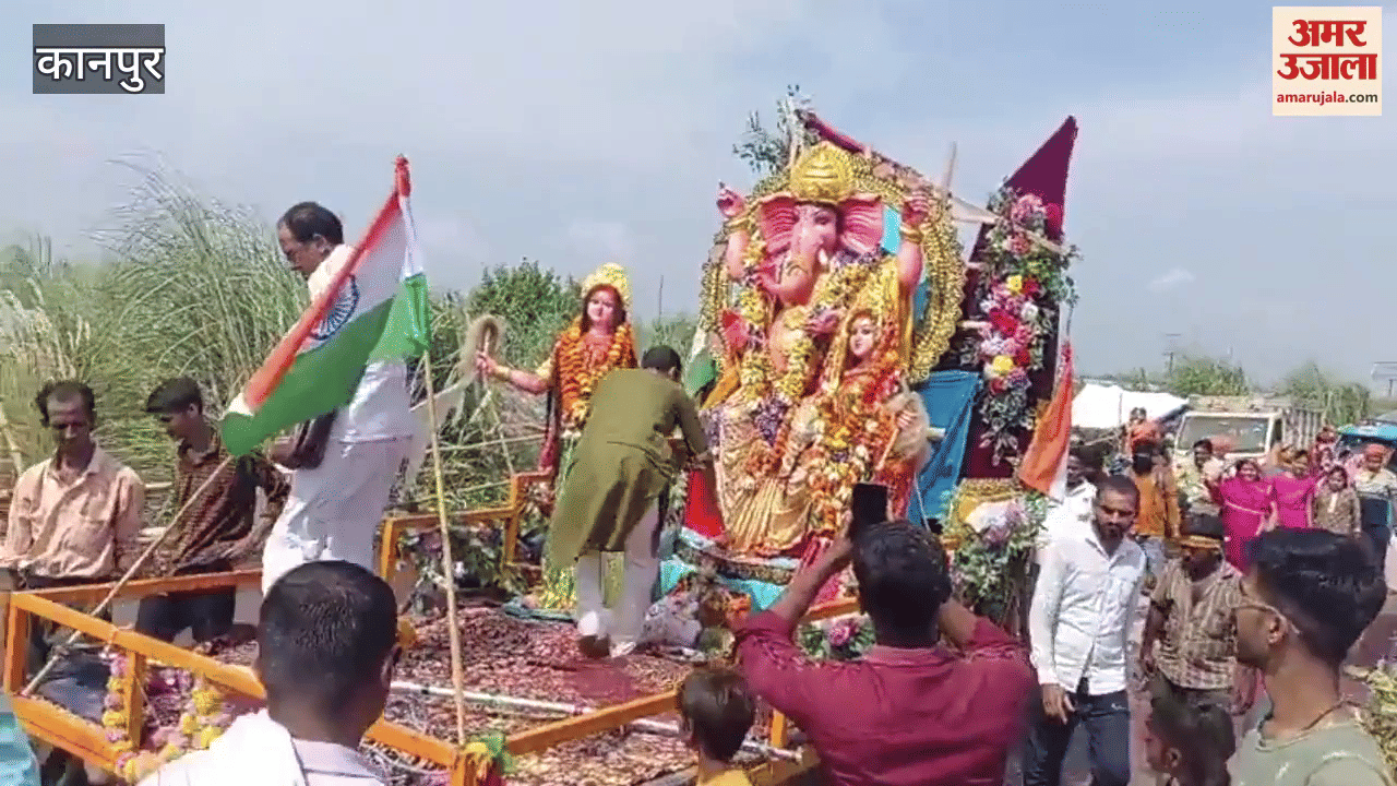 On the last day of Ganesh Mahotsav, immersion procession was taken out with pomp and show