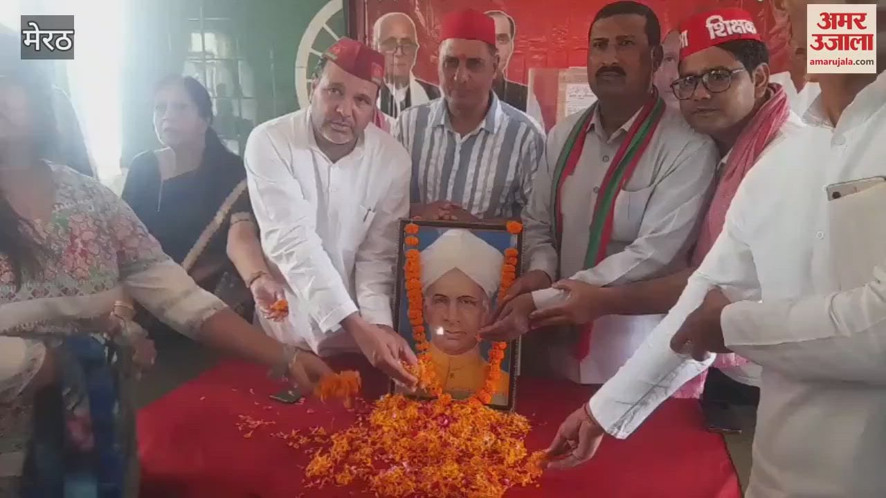 Meerut: Tribute paid to Dr. Radhakrishnan at Samajwadi Party office on Teachers Day