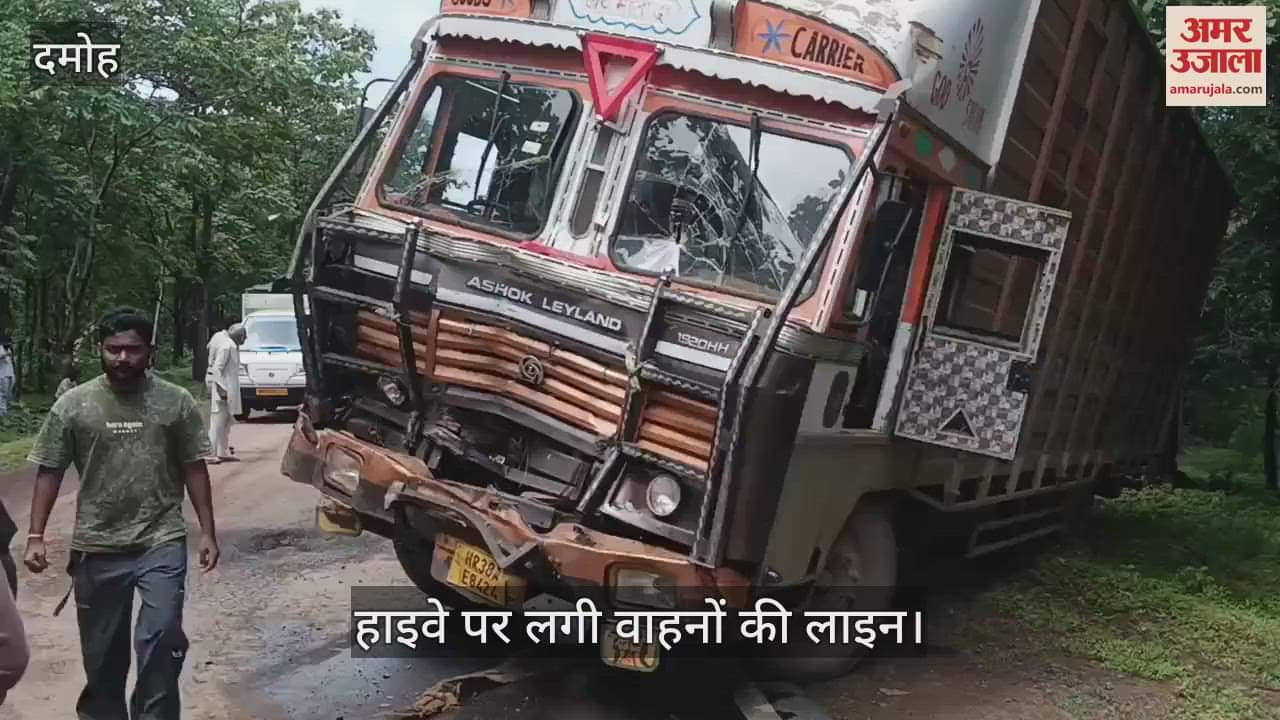 Direct collision between two trucks on Damoh Jabalpur State Highway