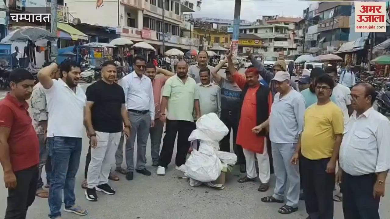 Traders in Champawat burnt the effigy of NH