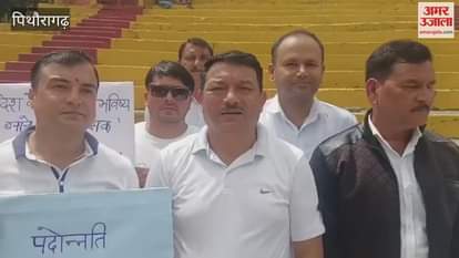 State teachers took out a silent procession in pithoragarh
