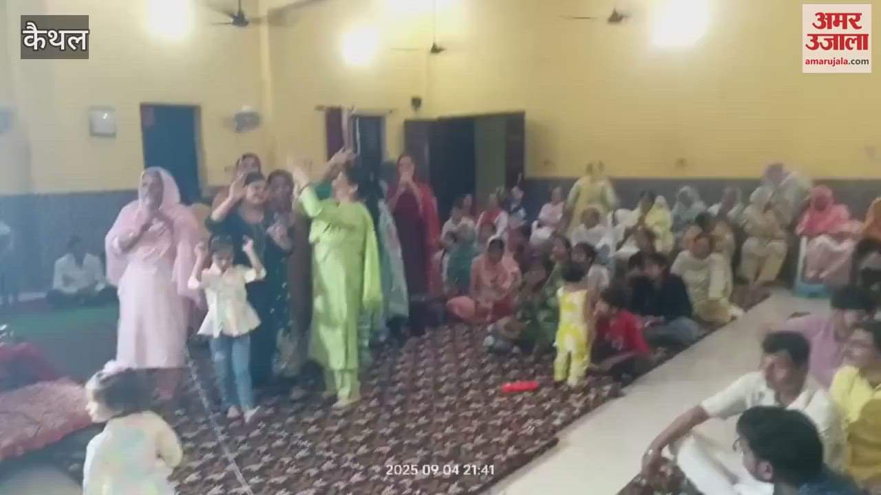 Devotees danced in the Bhajan Sandhya organized under Ganpati Festival in Siwan, Kaithal