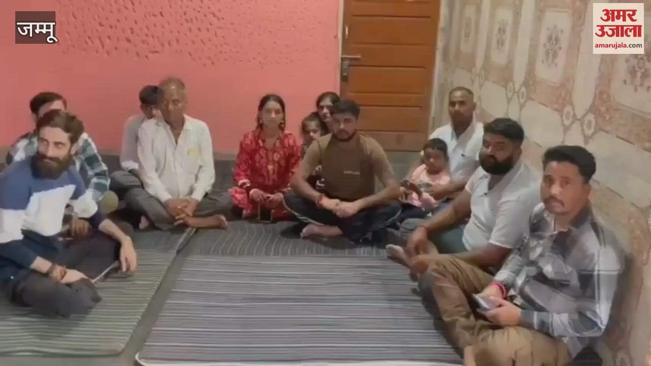 Highway closed, wedding procession stuck in the middle of the way! In Chinani, the bride and groom are waiting for the road to open