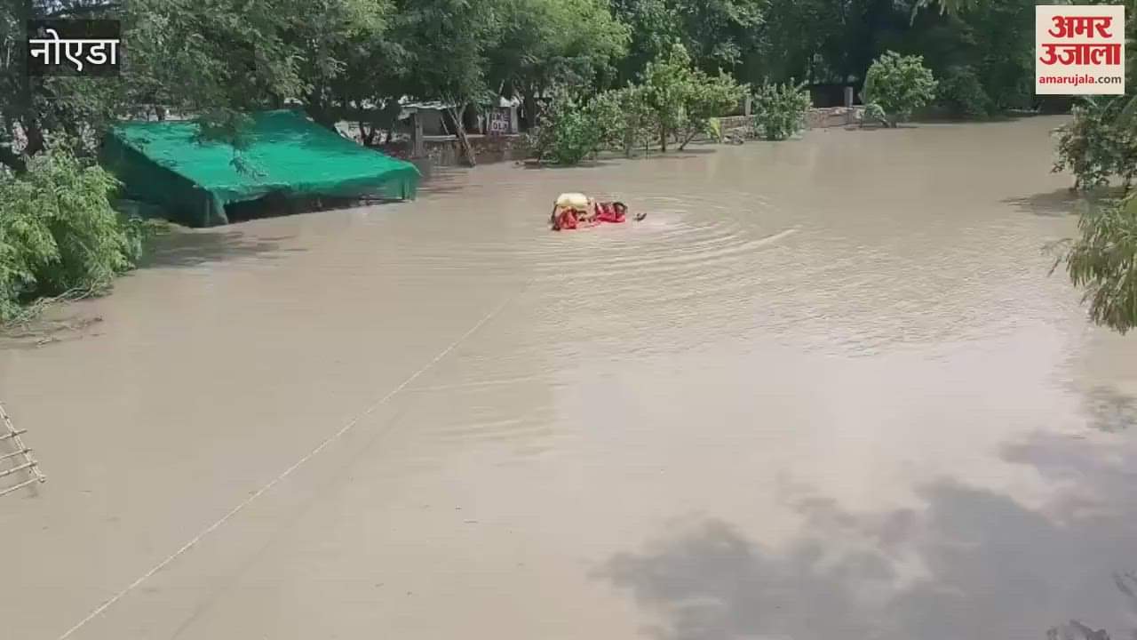 NDRF personnel rescuing people trapped in the flooded areas of Yamuna