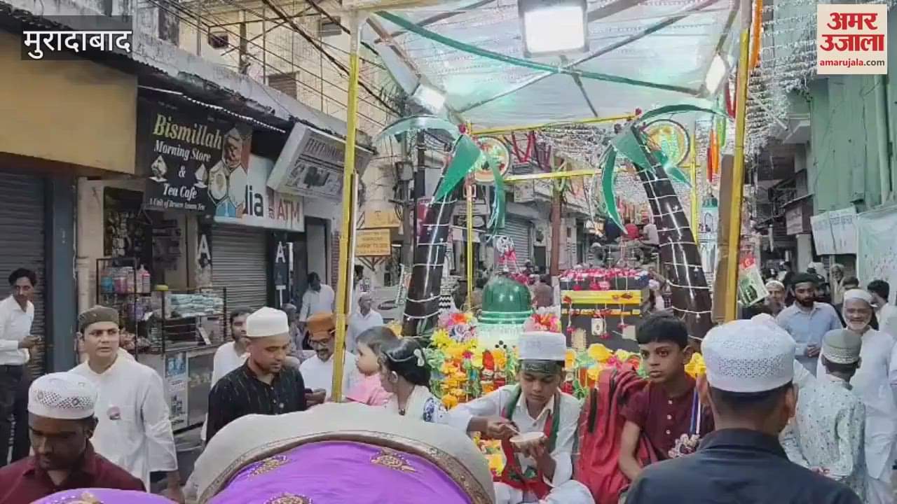 Jalsa-e-Mohammadi started with the echo of Naat and Darud, huge crowd gathered