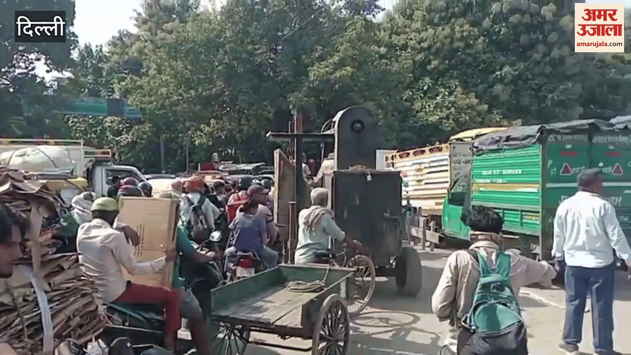 There was a huge traffic jam at Gokulpuri Chowk in East Delhi