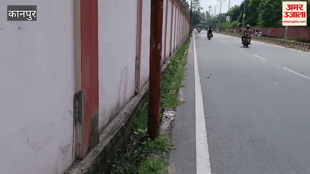 Drain was made in Panki Shatabdi Nagar without removing the electric poles