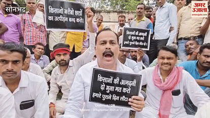 Farmers sit on dharna with former MLA for fertilizer