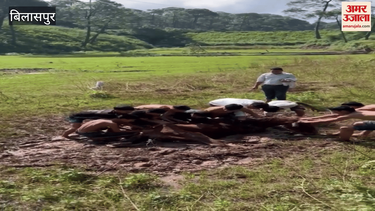 Bilaspur School children saved the life of a horse trapped in a swamp after a lot of hard work