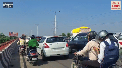 car caught fire on elevated road and causing long traffic jam noida