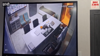 Jhansi: Doctor attacked after entering the hospital, several slaps and punches rained on him in seconds, watch video