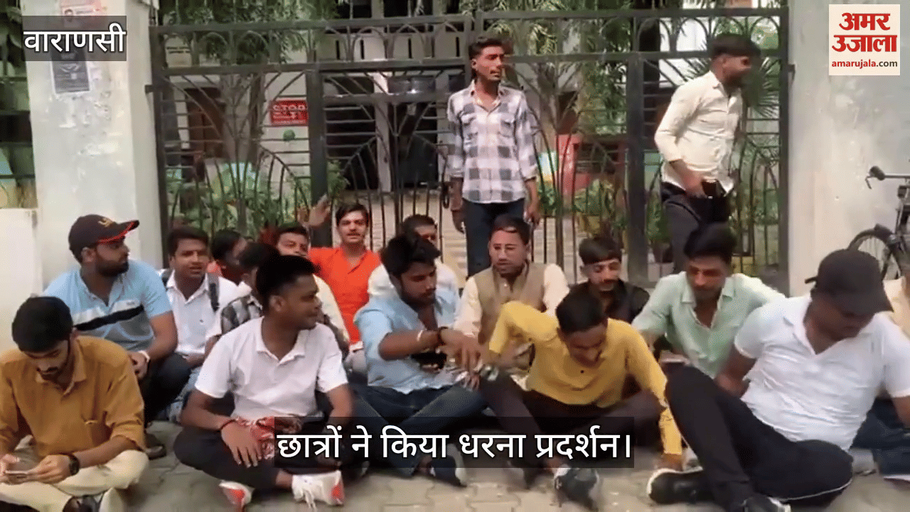 Kashi Vidyapith Students of staged sit-in protest demanding basic facilities