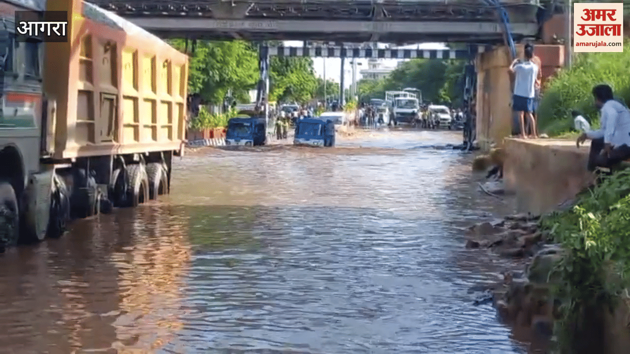Flood water on road along Yamuna in Agra