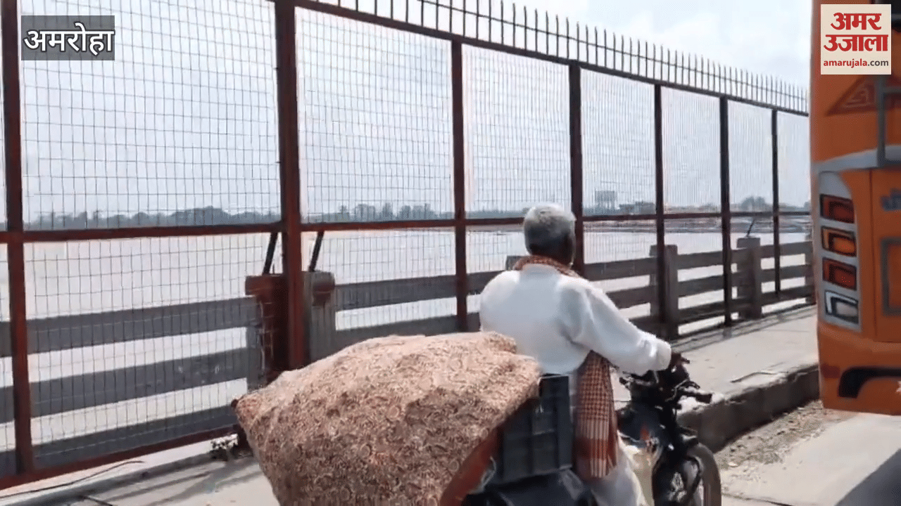 Vehicles kept crawling on the Ganga bridge, Ganga bath in Tigri
