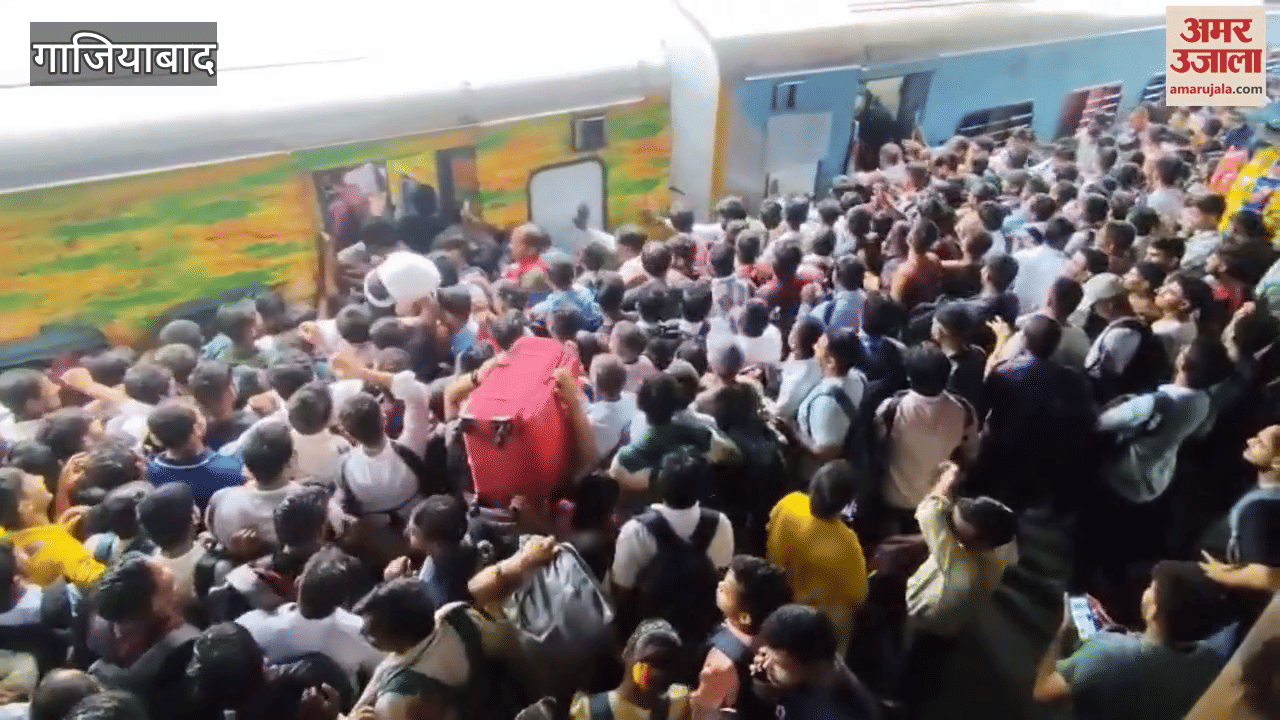 Crowds of passengers gathered at Ghaziabad railway station it became difficult to even set foot