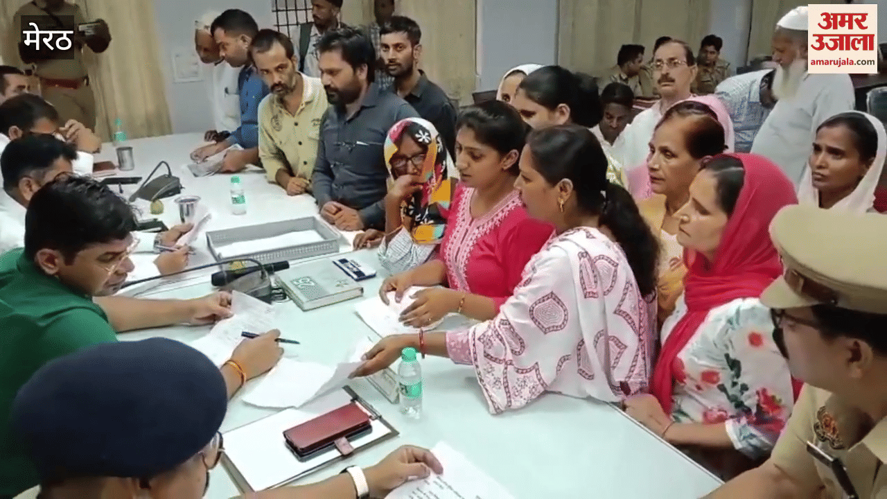 Meerut: SDM and ADM heard the problems of the complainants in the Sampoorna Samadhan Diwas organized in Mawana Tehsil