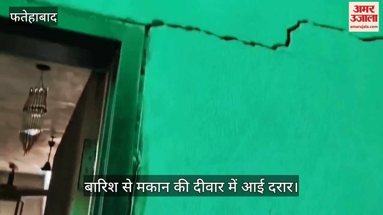 Crack in the wall of the house due to rain