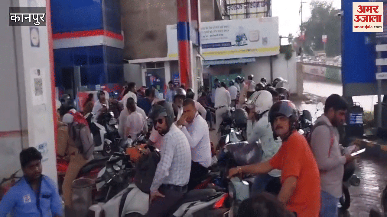 Pedestrians stopped at the petrol pump to avoid rain, there was a huge crowd