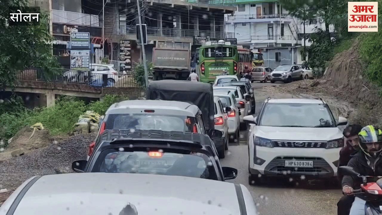 Solan Road condition is bad near Shamati and Jatoli traffic jam is occurring