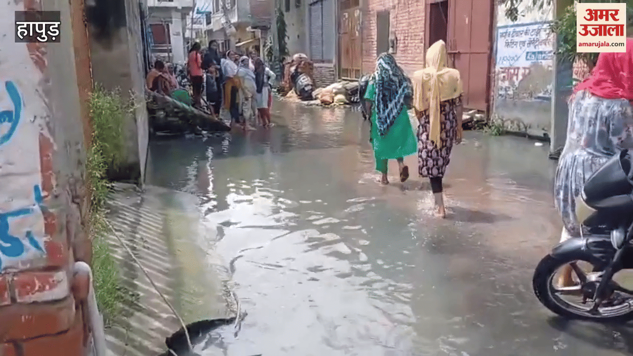 Due to waterlogging in Hapur, people blocked Garh Road