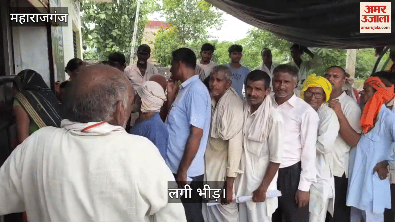 Crowd of farmers gathered at IFFCO Kisan Seva Kendra