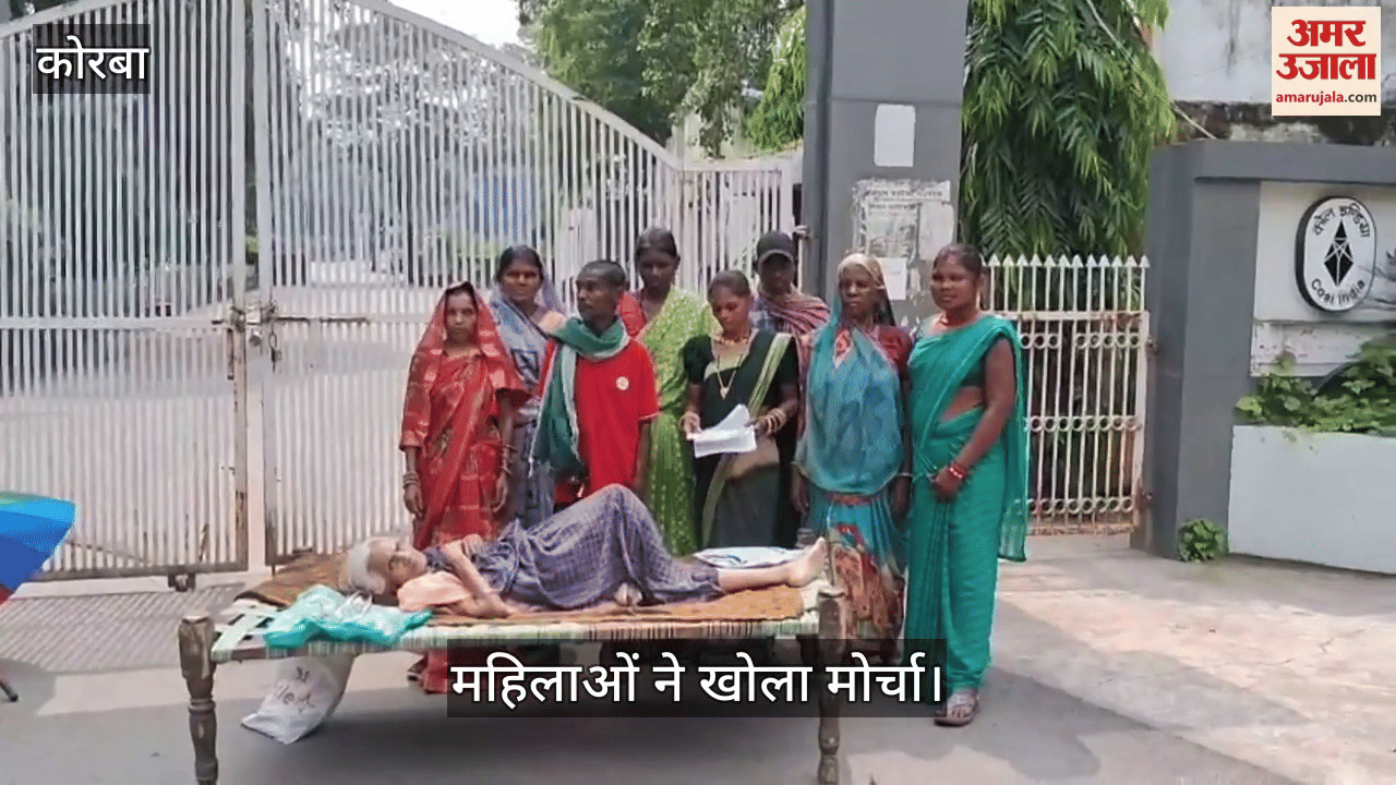 Women opened a front at the gate of the General Manager office of SECL Kusmunda area in Korba