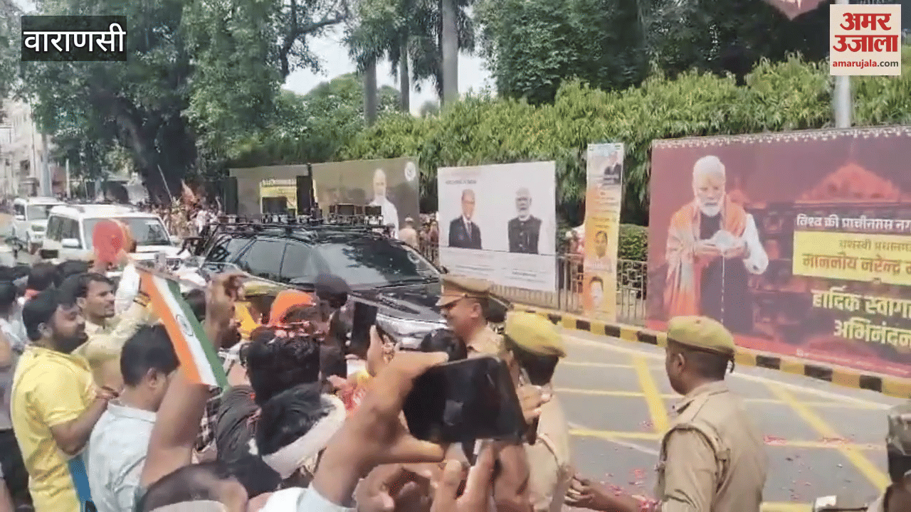 PM Modi reached Hotel Taj amidst tight security heavy flower shower