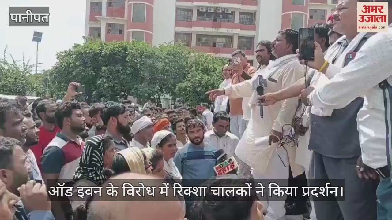 Rickshaw drivers protested against odd-even scheme