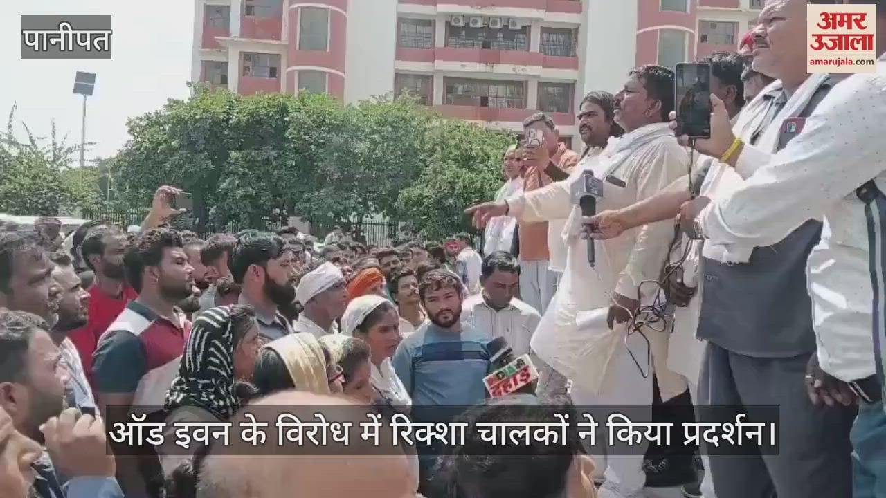 Rickshaw drivers protested against odd-even scheme