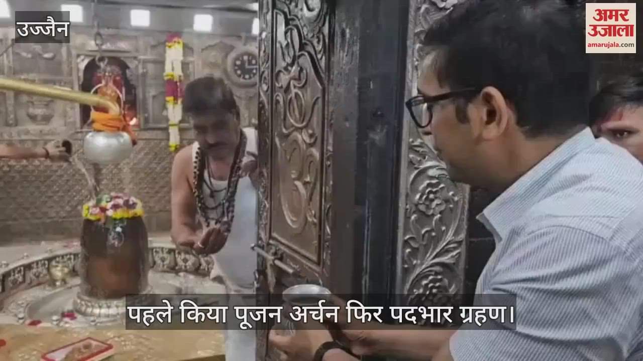 First he performed the puja and then newly arrived divisional commissioner Ashish Singh arrived to take charge