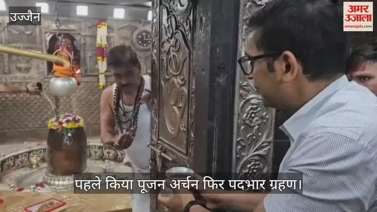 First he performed the puja and then newly arrived divisional commissioner Ashish Singh arrived to take charge