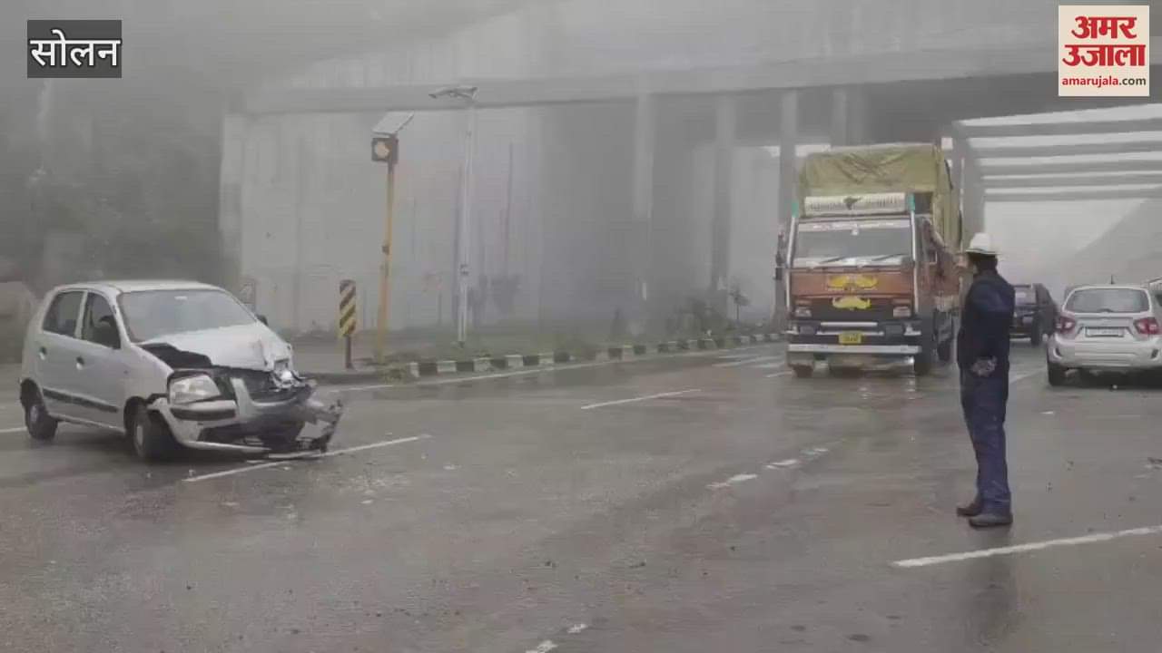 Solan Car and Small Tempo collide under the underpass in Saproon