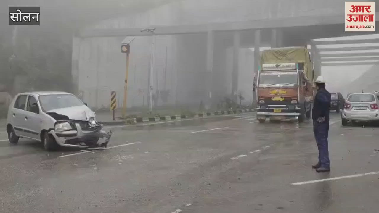 Solan Car and Small Tempo collide under the underpass in Saproon