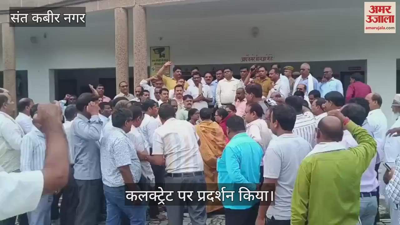 Teachers demonstrated demanding an ordinance to make TET compulsory