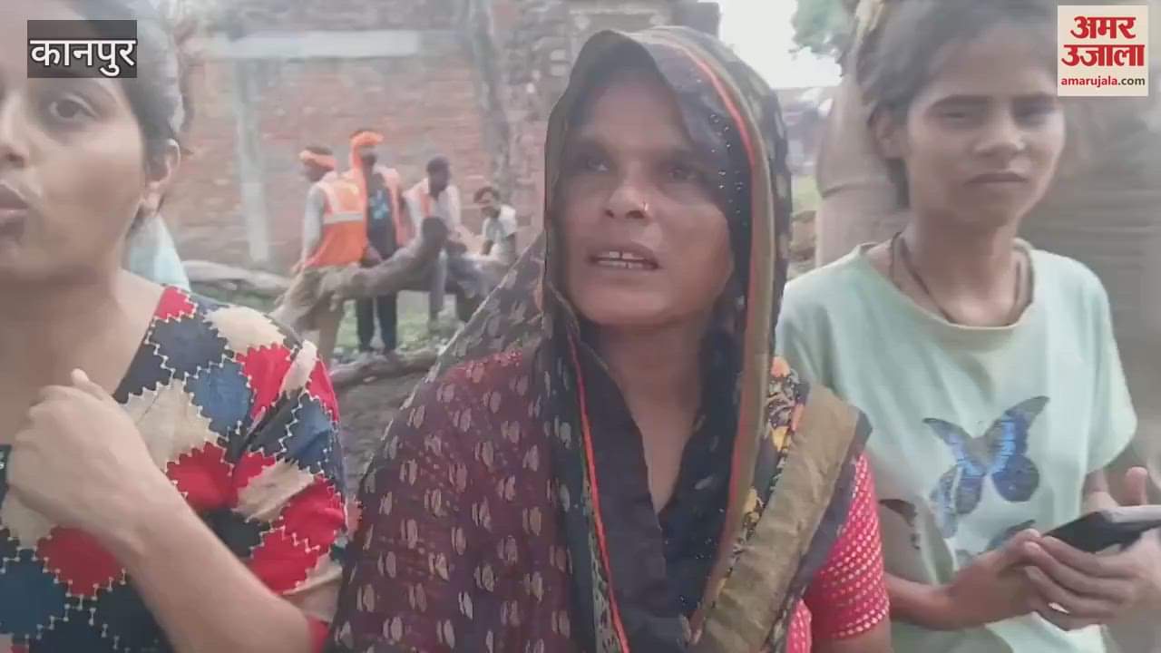 team that reached to remove encroachment in Shivrajpur Ward No. 1, Ambedkar Nagar was opposed