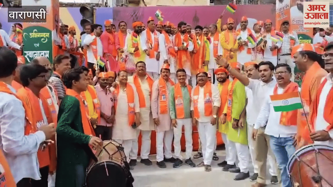PM Modi welcomed with drums in Kashi VIDEO