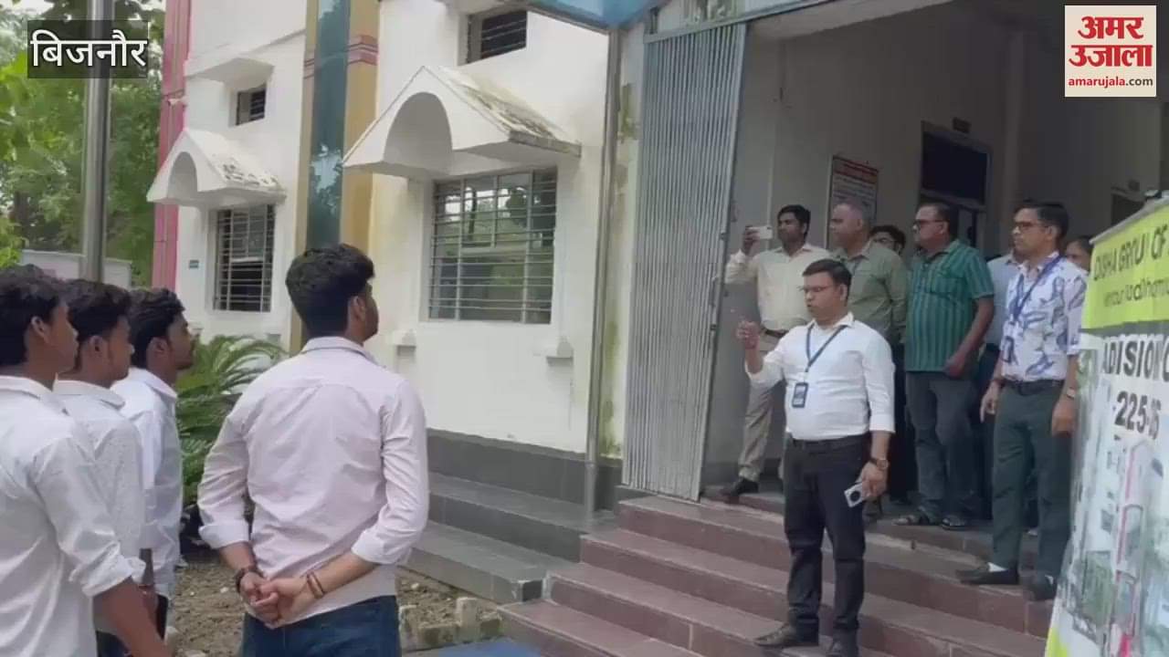 Bijnor: Akhil Bharatiya Vidyarthi Parishad is angry and in a ruckus over the issue of indecency with students in the college