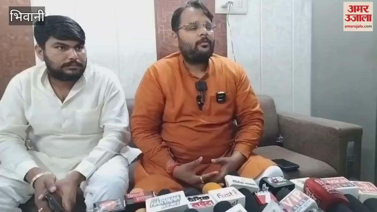 There was a scuffle between two officers in the Municipal Council office in Bhiwani, one officer suffered serious head injury