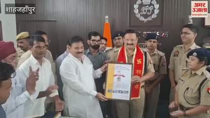 Traders honored officers for doing better work in Shahjahanpur