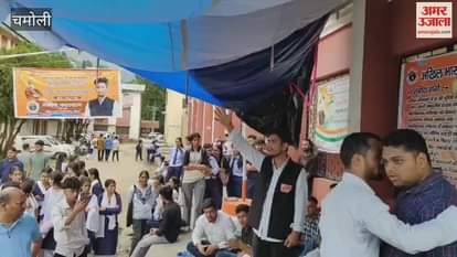 Students sat on hunger strike for four days in PG College Gopeshwar, police forcibly admitted them to hospital, scuffle took place