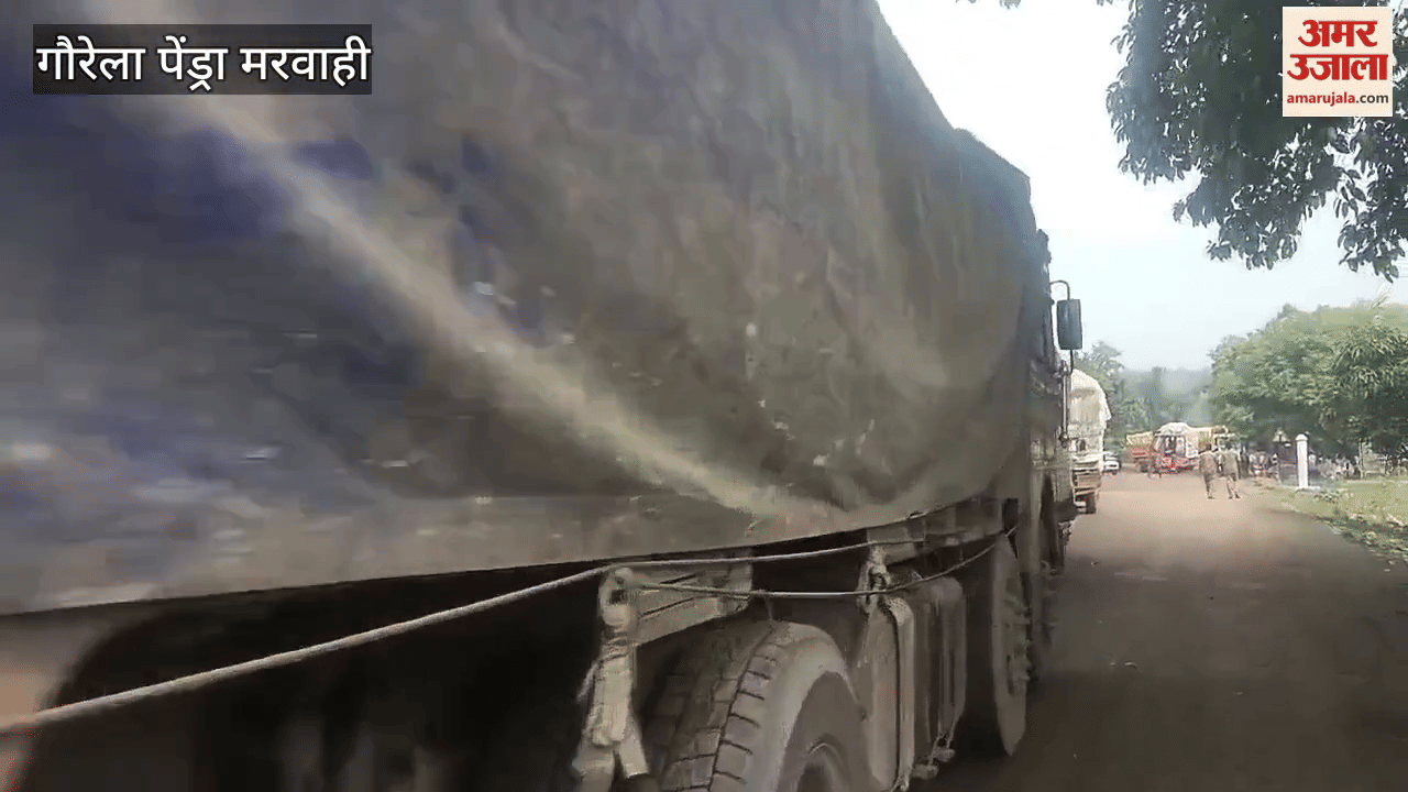Traffic jam due to coal laden vehicle getting stuck on Pendra-Bilaspur road