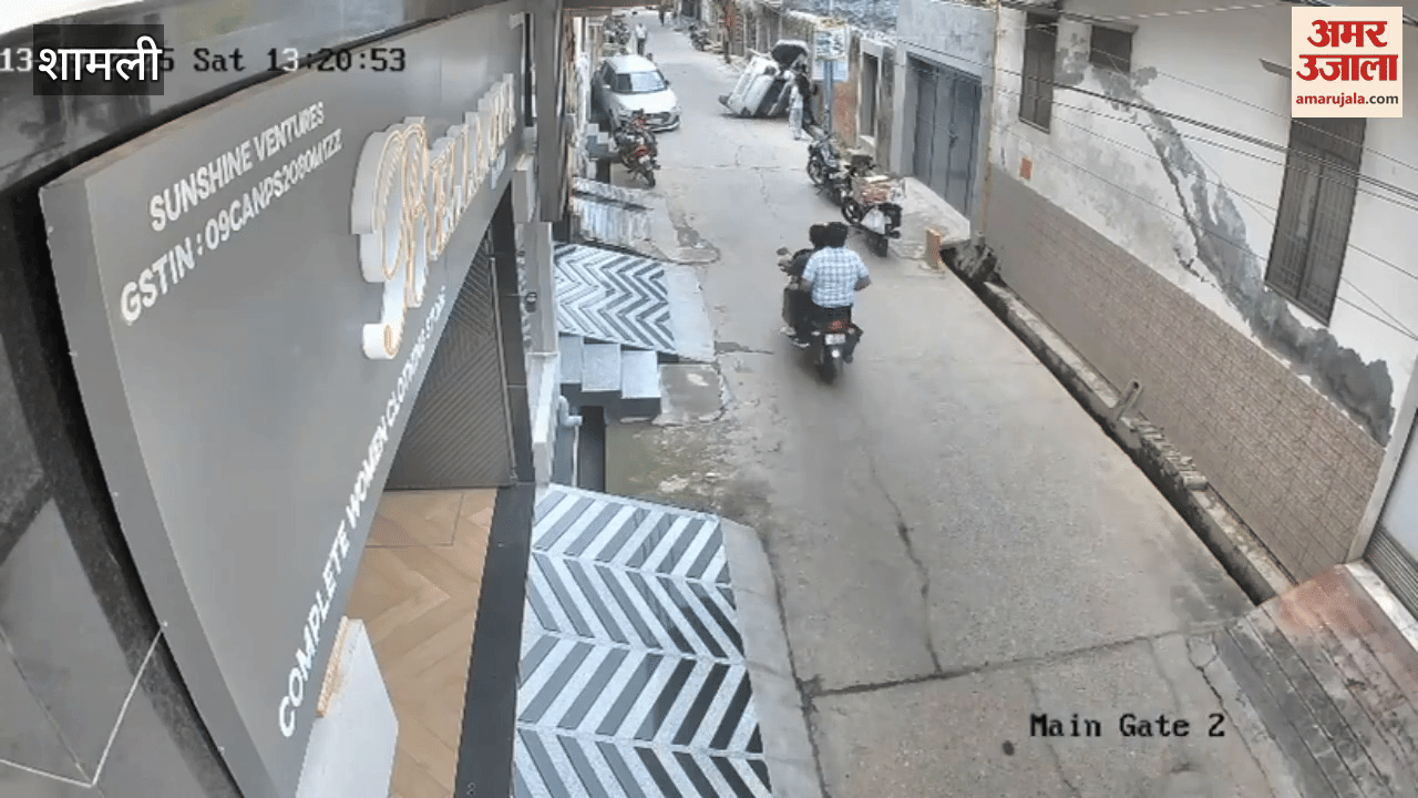 Shamli: A speeding car overturns after hitting a car parked in the street, watch video