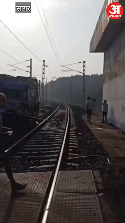 Sagar News: An uncontrolled truck got stuck on the railway line after breaking the railway gate