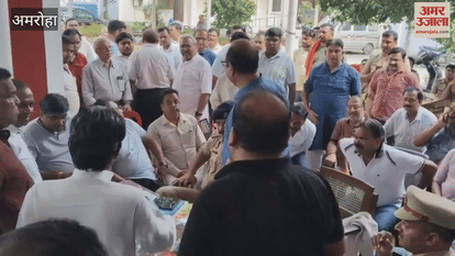 There was a dispute between the traders about Maharaja Agrasen in the peace committee meeting