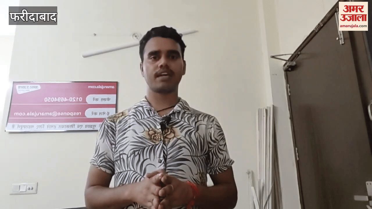 Water filled on the road due to sewer overflow near Hotel Howdy in Sector 22-23 Faridabad